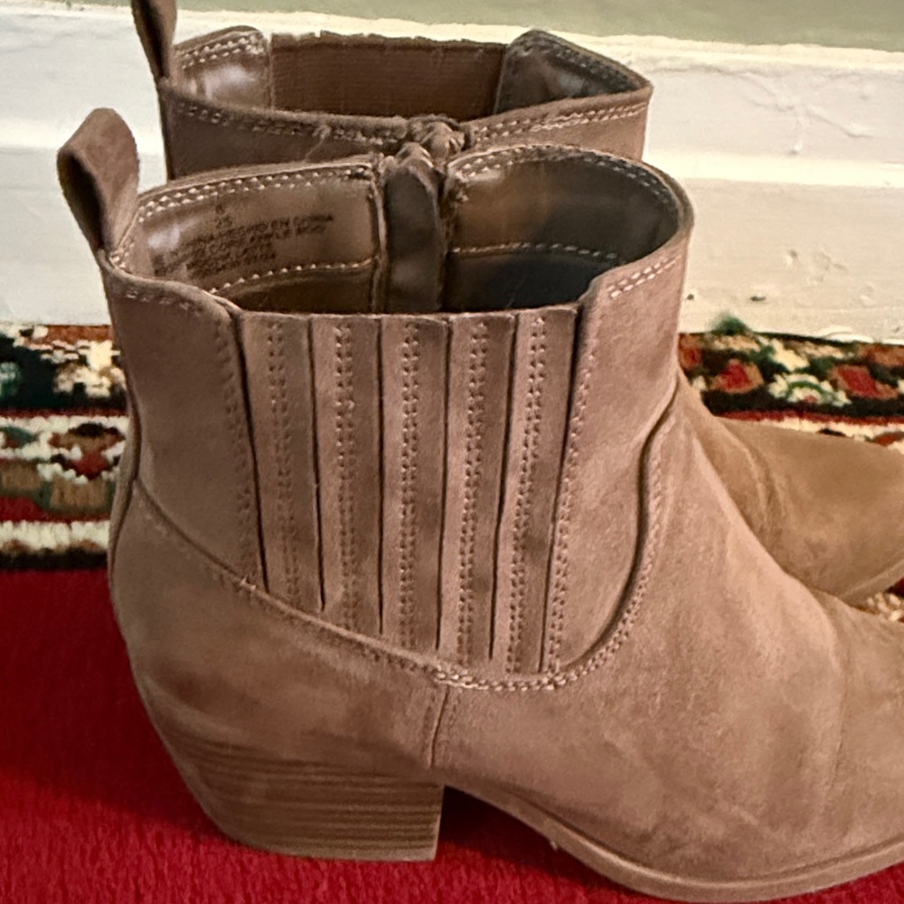 Old Navy Women’s Taupe Brown Faux Suede Ankle Booties Boots Sz 8 - Picture 3 of 6